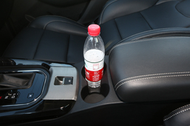 中央扶手箱空间