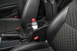 中央扶手箱空间