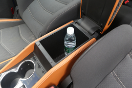 中央扶手箱空间