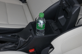 中央扶手箱空间