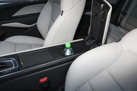 中央扶手箱空间