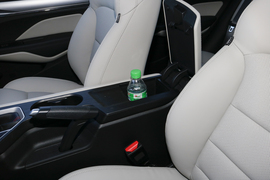 中央扶手箱空间