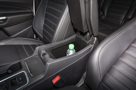 中央扶手箱空间