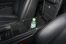 中央扶手箱空间