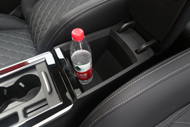 中央扶手箱空间