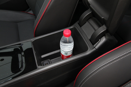 中央扶手箱空间