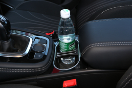 中央扶手箱空间