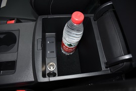 中央扶手箱空间