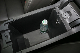 中央扶手箱空间