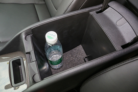 中央扶手箱空间