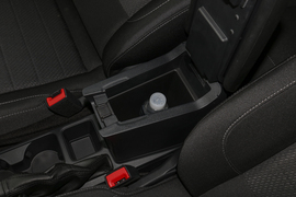 中央扶手箱空间