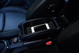 中央扶手箱空间