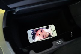 中央扶手箱空间