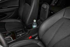 中央扶手箱空间