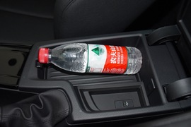 中央扶手箱空间