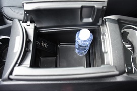 中央扶手箱空间