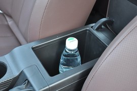 中央扶手箱空间