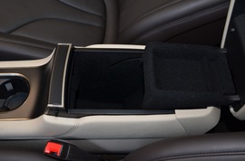 中央扶手箱空间