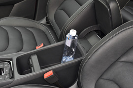 中央扶手箱空间