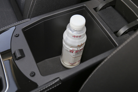 中央扶手箱空间