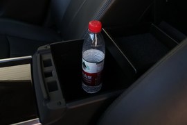 中央扶手箱空间