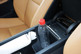 中央扶手箱空间