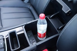 中央扶手箱空间