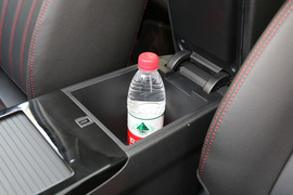 中央扶手箱空间