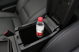 中央扶手箱空间