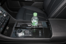 中央扶手箱空间