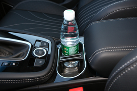 中央扶手箱空间