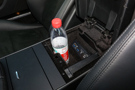 中央扶手箱空间