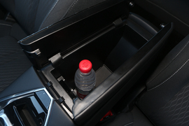 中央扶手箱空间