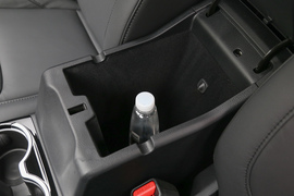 中央扶手箱空间