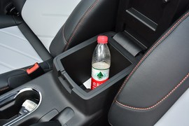 中央扶手箱空间