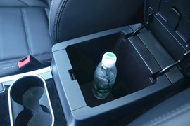 中央扶手箱空间