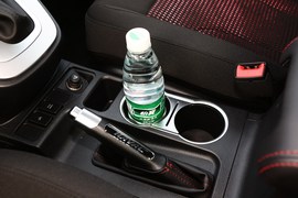 中央扶手箱空间