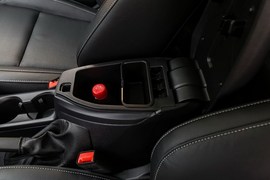 中央扶手箱空间