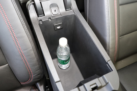 中央扶手箱空间