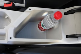 中央扶手箱空间