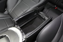 中央扶手箱空间