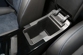 中央扶手箱空间