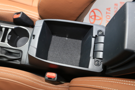 中央扶手箱空间