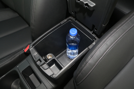 中央扶手箱空间