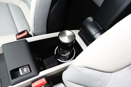 中央扶手箱空间