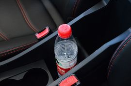 中央扶手箱空间