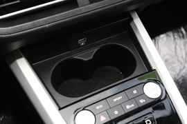 中央扶手箱空间