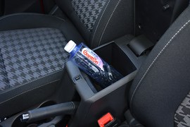 中央扶手箱空间