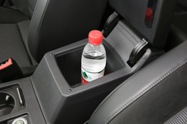 中央扶手箱空间