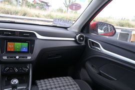 2018款名爵ZS 1.5L 手动65寸巨幕天窗版